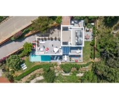 Moderna villa con vistas al mar y al valle