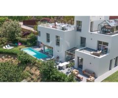 Moderna villa con vistas al mar y al valle