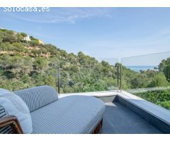 Moderna villa con vistas al mar y al valle