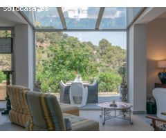 Moderna villa con vistas al mar y al valle