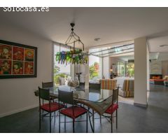 Moderna villa con vistas al mar y al valle