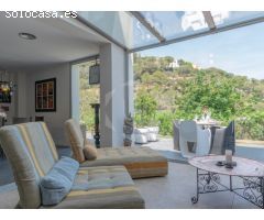 Moderna villa con vistas al mar y al valle