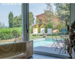 Moderna villa con vistas al mar y al valle