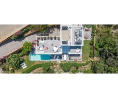 Moderna villa con vistas al mar y al valle