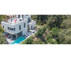 Moderna villa con vistas al mar y al valle
