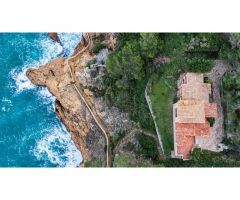 Casa de estilo rústico en privilegiada ubicación, en primera línea de mar, Sa