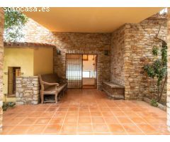 Casa de estilo rústico en privilegiada ubicación, en primera línea de mar, Sa