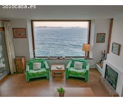 Casa de estilo rústico en privilegiada ubicación, en primera línea de mar, Sa