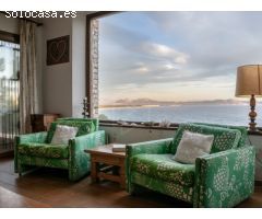 Casa de estilo rústico en privilegiada ubicación, en primera línea de mar, Sa
