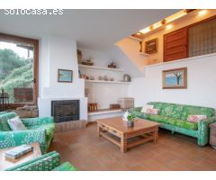 Casa de estilo rústico en privilegiada ubicación, en primera línea de mar, Sa