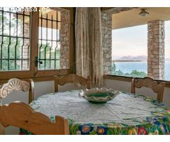 Casa de estilo rústico en privilegiada ubicación, en primera línea de mar, Sa