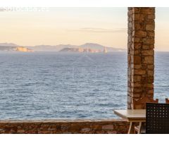 Casa de estilo rústico en privilegiada ubicación, en primera línea de mar, Sa