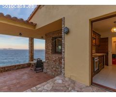 Casa de estilo rústico en privilegiada ubicación, en primera línea de mar, Sa