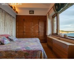 Casa de estilo rústico en privilegiada ubicación, en primera línea de mar, Sa