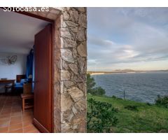 Casa de estilo rústico en privilegiada ubicación, en primera línea de mar, Sa