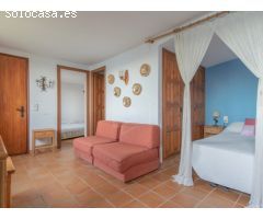 Casa de estilo rústico en privilegiada ubicación, en primera línea de mar, Sa