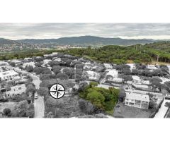 Parcela urbana orientada hacia el Sur, en zona residencial a 3,5 km. de la playa