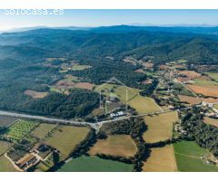 Parcela de uso agrícola, con una ruina de 400m2 en el eje principal de