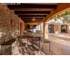 Casa soleada con piscina situada en un pueblo tranquilo, cerca del pueblo de