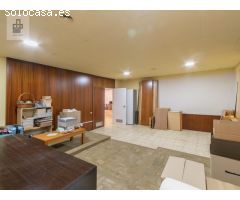 ¡Oportunidad única en Esplugues de Llobregat - Local comercial de 193 m² en zona
