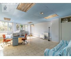 ¡Oportunidad única en Esplugues de Llobregat - Local comercial de 193 m² en zona