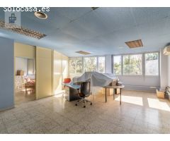 ¡Oportunidad única en Esplugues de Llobregat - Local comercial de 193 m² en zona