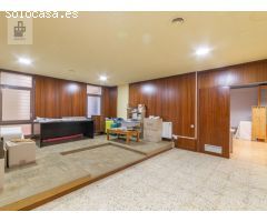 ¡Oportunidad única en Esplugues de Llobregat - Local comercial de 193 m² en zona