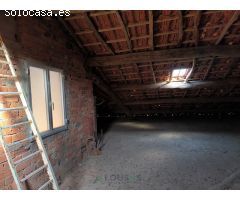 Casa en venta con dos viviendas independientes, terrazas y terreno con
