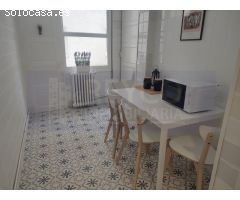 Vivienda de cuatro dormitorios y dos baños junto a la Plaza del Ayuntamiento.