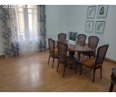 Vivienda de cuatro dormitorios y dos baños junto a la Plaza del Ayuntamiento.