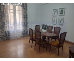 Vivienda de cuatro dormitorios y dos baños junto a la Plaza del Ayuntamiento.