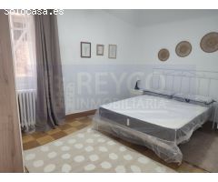Vivienda de cuatro dormitorios y dos baños junto a la Plaza del Ayuntamiento.