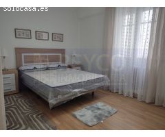 Vivienda de cuatro dormitorios y dos baños junto a la Plaza del Ayuntamiento.