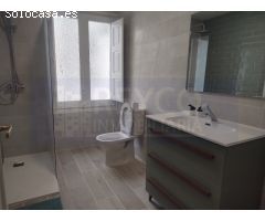 Vivienda de cuatro dormitorios y dos baños junto a la Plaza del Ayuntamiento.