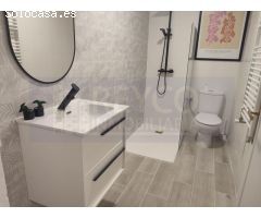 Vivienda de cuatro dormitorios y dos baños junto a la Plaza del Ayuntamiento.