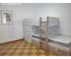 Vivienda de cuatro dormitorios y dos baños junto a la Plaza del Ayuntamiento.