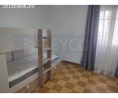 Vivienda de cuatro dormitorios y dos baños junto a la Plaza del Ayuntamiento.