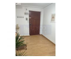 Vivienda de cuatro dormitorios y dos baños junto a la Plaza del Ayuntamiento.