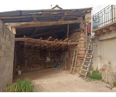 CASA DE PUEBLO CON TERRENO, A LA VENTA EN CAÑAS.