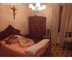 CASA DE PUEBLO CON TERRENO, A LA VENTA EN CAÑAS.