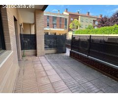 Local con terraza y acceso a la piscina.