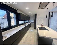 CHALET INDEPENDIENTE CON PISCINA EN ZONA LOS MANZANOS