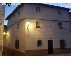 Edificio en esquina con tres apartamentos y almacén ideal para inversores.