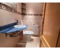 Apartamento semi-nuevo con garaje y trastero.