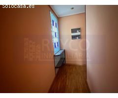 Apartamento semi-nuevo con garaje y trastero.