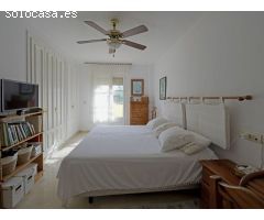 Amplio chalet en exclusiva urbanización con campo de golf