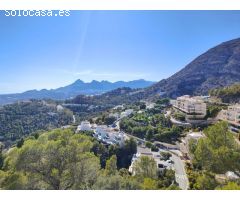Parcela con vistas al mar en prestigiosa urbanización