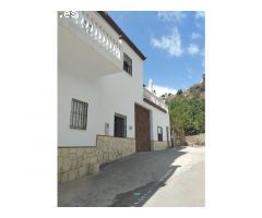 Amplia Casa de Dos Plantas con Piscina en Venta en la Pintoresca Canillas de
