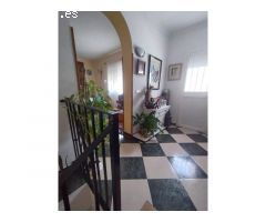 Amplia Casa de Dos Plantas con Piscina en Venta en la Pintoresca Canillas de