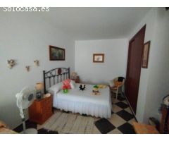 Amplia Casa de Dos Plantas con Piscina en Venta en la Pintoresca Canillas de